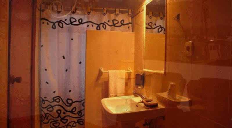 Hostal Cabrera โมตริล ภายนอก รูปภาพ